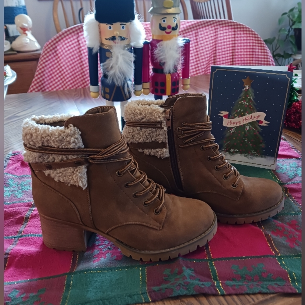 Women's boots sz 7.